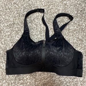34B. VICTORIA'S SECRET
Knockout High Impact Front-Close Sport Bra 34B